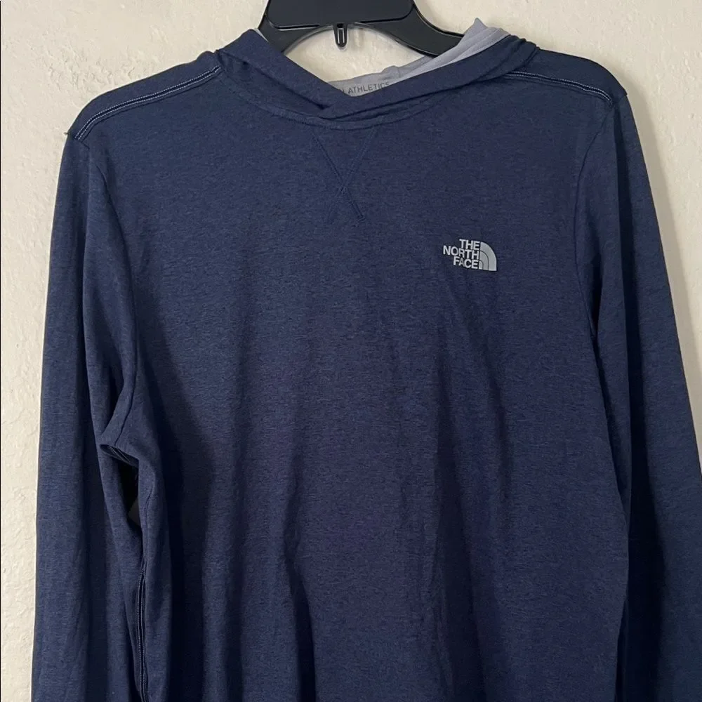 Like New! The North Face Flashdry Hooded Long Sleeve Pullover in M